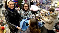 Yaiza Lorenzo y Tania Mart�nez, dos de las impulsoras del grupo de WhatsApp para retrasar el acceso de sus hijos a los m�viles hasta los 16 a�os 