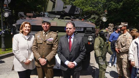 El general de brigada, Alfonso Pardo de Santayana y Coloma, y el alcalde de Oviedo, Alfredo Canteli, asisten al desfile militar celebrado con motivo del Da de las Fuerzas Armadas en Oviedo