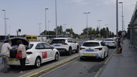 aeroporto.Taxistas coru�eses, el mi�rcoles, recogiendo pasajeros en el aeropuerto, en Culleredo