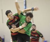 El carball�s Manu bloquea un lanzamiento de un rival. 