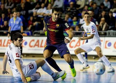 Iago Rodr�guez trata de impedir un remate de un jugador del Barcelona en el Palau.