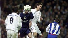Paco Pavn, en un duelo con Molina en el Real Madrid-Deportivo de la temporada 2001-2002.