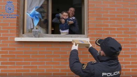 El homenaje de la Polic�a al ni�o autista abucheado desde los balcones