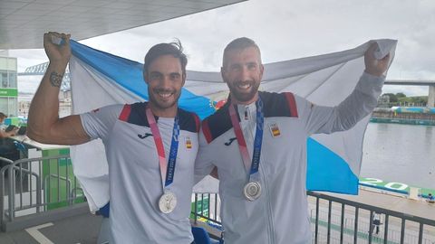 Rodrigo Germade y Carlos Arvalo posan en Tokio con la bandera gallega