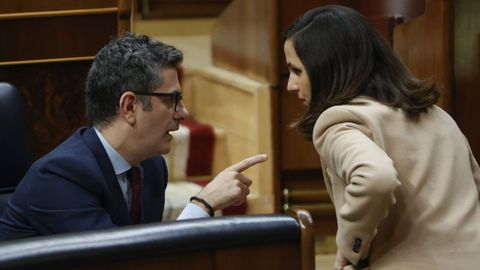 El ministro de la Presidencia, Flix Bolaos, y la titular de Derechos Sociales, Ione Belarra, conversando durante una sesin en el Congreso el pasado diciembre. 