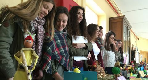 Algunos de los alumnos participantes y varios de los trabajos que se exponen. 