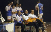 Emilio Palacio (en el centro) seguir� un a�o m�s como preparador del equipo del N�utico. 