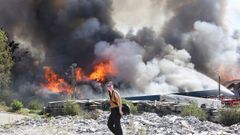 Alarma en un pol�gono industrial de O Porri�o por el incendio en una nave dedicada al reciclaje de residuos
