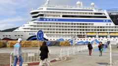 Un grupo de cruceristas retornando al buque amarrado en Ferrol 