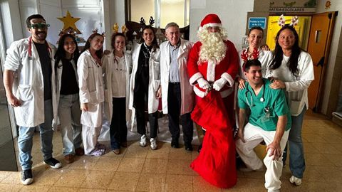 Visita de Papa Noel al Centro Hospitalario de Pontevedra