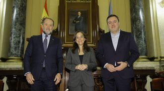 La alcaldesa, In�s Rey, el presidente del Deportivo, Juan Carlos Escotet, y el presidente de la Diputaci�n, Valent�n Gonz�lez Formoso, comparecieron este lunes p�blicamente para dar cuenta del acuerdo de colaboraci�n para modernizar la ciudad deportiva de Riazor