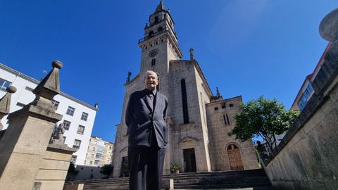 Celso Lourido frente a la iglesia de Ftima