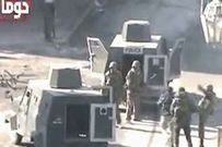 Un soldado patea a un detenido en el suburbio de Duma.