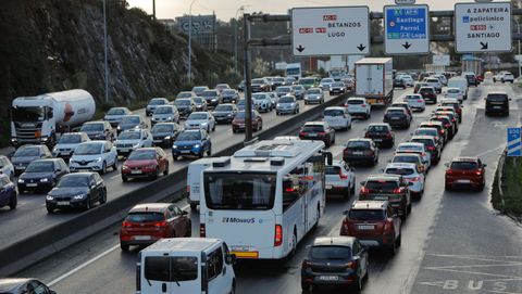 Tr�fico pr�cticamente parado en Alfonso Molina, en direcci�n entrada y salida de A Coru�a