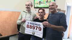 Los hermanos Emilio y Mercedes Seijo, junto a Rober Berm�dez, el marido de ella regentan un bar-administraci�n que abri� en Canido en el 1960