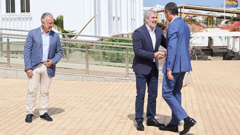De izquierda a derecha, el ministro de Política Territorial y líder de los socialistas canarios, Ángel Víctor Torres; el presidente de Canarias, Fernando Clavijo; y su homólogo en el Gobierno central, Pedro Sánchez.