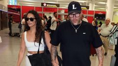 Kiko Rivera junto a su novia, Lola Garc�a, en el aeropuerto de Sevilla en una imagen de archivo
