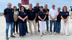 Alcaldes, alcaldesas, ediles y el vicepresidente de la Diputaci�n (tercero por la derecha), con el faro del cabo Ortegal detr�s