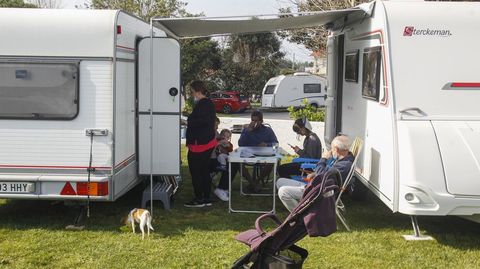 Caravanas y turistas haciendo uso este fin de semana del �rea cercana a la playa de A Frouxeira