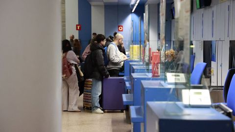Colas en Alvedro este mi�rcoles por la tarde por los desv�os y cancelaciones a causa del temporal