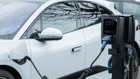 Un coche el�ctrico recargando su bater�a.