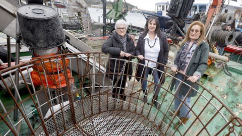 De esquerda a dereita, Lola Meis, Ana Mar�a Rey e Sefa �lvarez, esta semana no barco bateeiro desta �ltima amarrado no porto de Meloxo.
