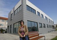 La presidenta, Rosa Villar, ante el edificio, de dos plantas, adem�s de semis�tanos y s�tano. 