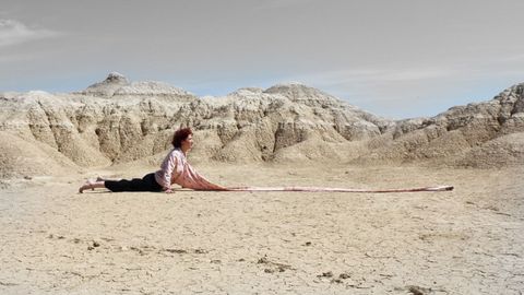 Detalle de Do de peito, unha performance de Ana Gesto realizada no 2019 nas Bardenas, en Navarra.