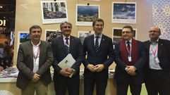 Los alcaldes de Arousa Norte con el presidente de la Xunta en Fitur