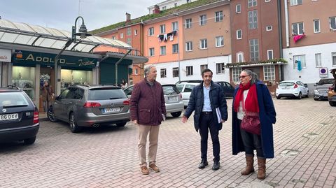 El alcalde, Jos Manuel Rey, en el centro, acompaado por el concejal de Servizos, Jos Tom, y la representante vecinal de Recimil, Isabel Riveiro.