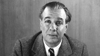 Retrato de Borges tomado en 1951 por la fot&oacute;grafa alemana Grete Stern (Wuppertal, 1904-Buenos Aires, 1999). Con esta imagen ilustra el sello Alfaguara la portada del volumen de medio millar de p&aacute;ginas que re&uacute;ne sus &laquo;Cuentos completos&raquo;. 