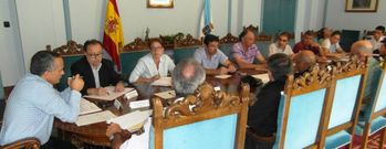 La llegada de los veh�culos agr�colas, los recorridos y el tiempo de duraci�n de la protesta de los ganaderos centraron la reuni�n. 