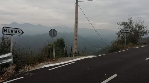 Carretera de acceso a la aldea de Murias, en Teverga.