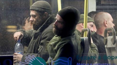 Combatientes ucranianos de Azovstal evacuados esperan en un autob�s ruso.