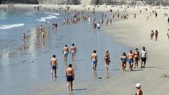 Ba&ntilde;istas y gente paseando este fin de semana en la playa de&nbsp;Silgar.