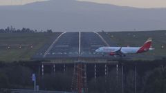 Un avión de la compañía Iberia en el aeropuerto Rosalía de Castro de Santiago