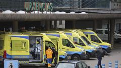 Imagen de ambulancias aparcadas en la entrada de urgencias del Cl�nico.