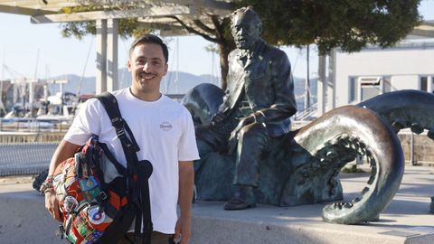 Cristian Nogueiras ante la escultura de Verne en el puerto de Vigo.  