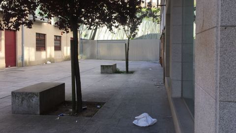 El callej�n Padre Sobreira, en Pontevedra, amaneci� el domingo con restos del consumo de bebidas y comida en la calle