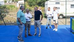 Luis Menor, centro, con autoridades municipales, en la visita a la nueva pista polideportiva de Nogueira de Ramu�n.