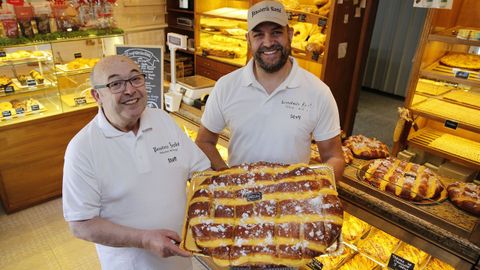 Carlos García, dueño de panaderia Lorbé, y su yerno Axel Pérez, con la famosa larpeira