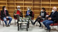 Tania P�rez, Bieito Ledo, Margarida Pizcueta, D�bora �lvarez e Xos� Ram�n Campos na presentaci�n na biblioteca Florencio Delgado Gurriar�n