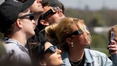 Gente observando el eclipse