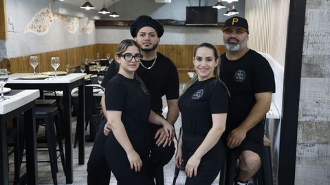 El&iacute;a Estarlyn posa junto a Yuniet y Yunet De la Caridad y Yuden Salvador en el restaurante que regentan: El m&iacute;o y el tuyo.