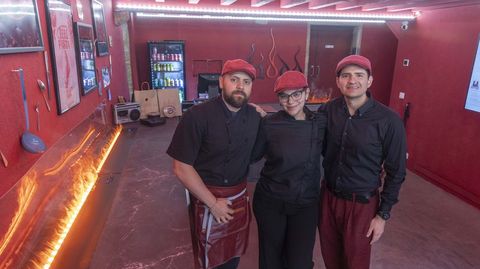 Un incentivo para visitar el local de Fuoco, adem�s de su interiorismo, es disfrutar de los platos fuera de carta que ofrecen en el establecimiento de la r�a do Vilar 61. Alfredo, Mar�a y Julio defienden que �lo gourmet no deber�a ser entendido como algo exclusivo� y quieren demostrar en su italiano que la calidad no est� re�ida con un precio accesible y que un take away tambi�n puede destacar por su cercan�a y buen trato.