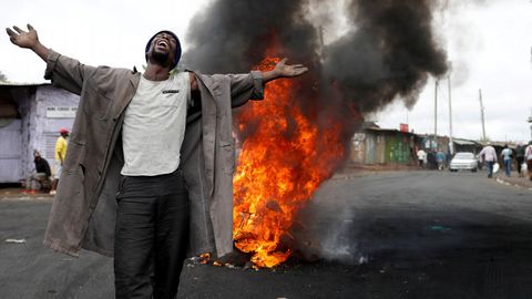 Un partidario del l�der de la oposici�n, Raila Odinga, gesticula frente a una barricada en el barrio de Kibera en Nairobi, Kenia