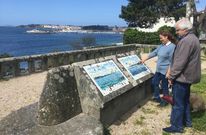 Dos turistas espa�oles contemplan las vistas panor�micas sobre la r�a desde el mirador de Palacios. 