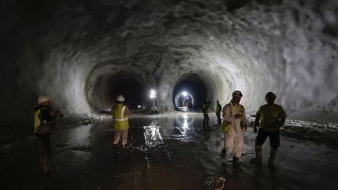 Obras de los tneles del tren al puerto exterior, en la imagen la caverna en la que se juntan los pasadizos