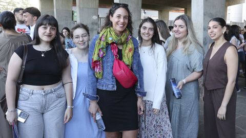 Un grupo de opositoras a primaria, que acudieron a la misma academia; en el centro, con cazadora, Sabela Blanco, y a la izquierda Luc�a Gil