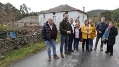Ante la casa okupada en Lago. Los diputados Ana Beln Vzquez y Jaime de Olano encabezaron un acto en el que participaron los alcaldes de Xove (Demetrio Salgueiro) y O Vicedo (Jess Novo), el portavoz del PP en la Diputacin, Antonio Ameijide,o Mara Jos Fraga, portavoz de la gestora ciudadana